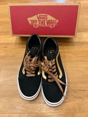 NWT Vans Old Skool Metallic Sneakers in Metallic Pop Black and Gold